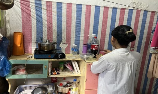 Tấm bạt để ở nơi nấu ăn của công nhân đã bị cháy xém. Ảnh: Minh Hương
