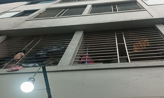 Các cửa sổ, ban công nhà trọ trong ngõ 187 phố Triều Khúc (huyện Thanh Trì, Hà Nội) được rào chắn kín mít. Ảnh: Thu Giang