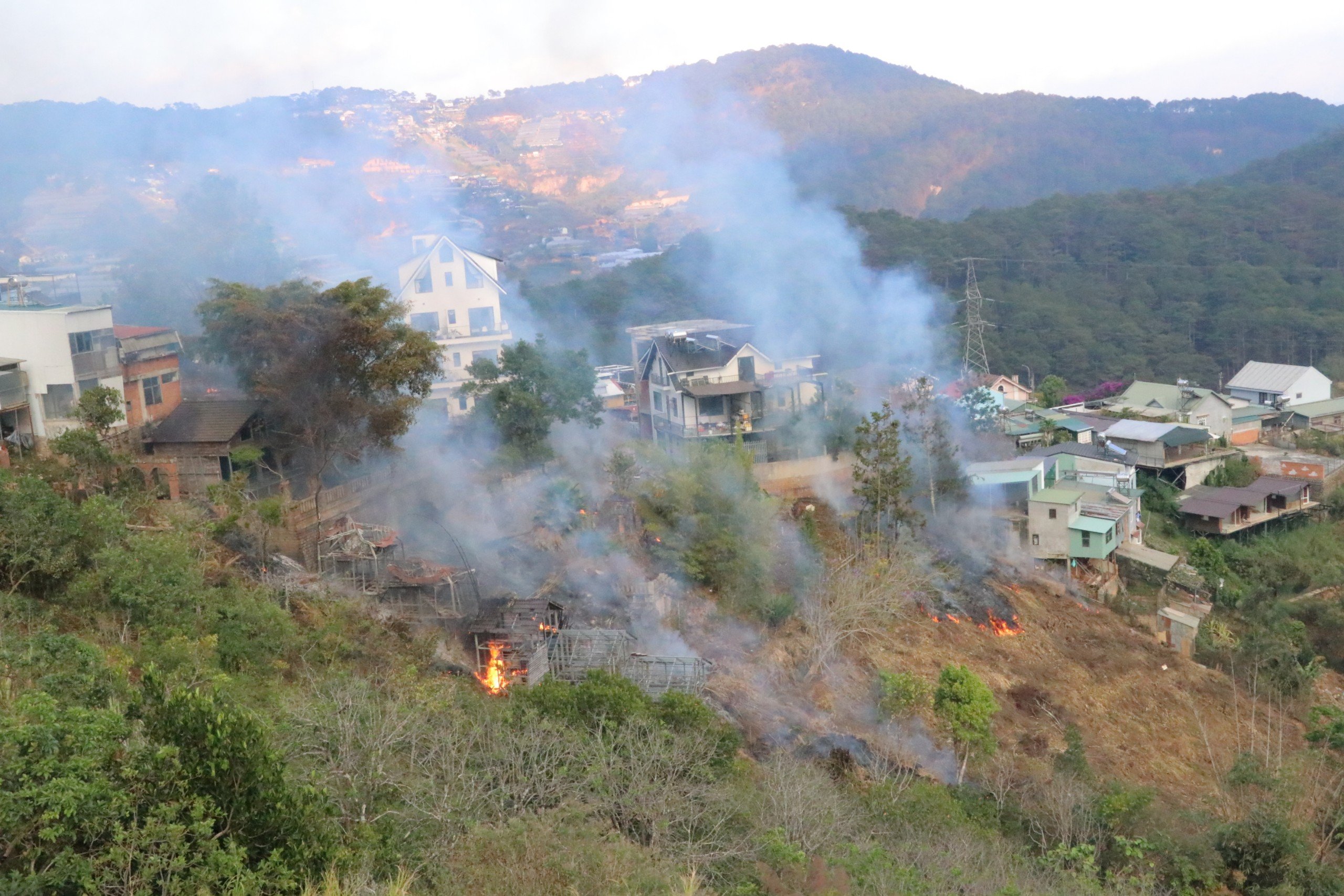 Lực lượng Cảnh sát Phòng cháy chữa cháy và Cứu nạn cứu hộ (Công an tỉnh Lâm Đồng) đã kịp thời dập tắt đám cháy. Ảnh: Mai Hương