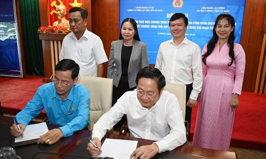Lãnh đạo Công đoàn PV Power Cà Mau và Liên đoàn Lao động huyện U Minh ký  Chương trình phối hợp giai đoạn 2024-2028, trong đó có phối hợp tuyên truyền kỷ niệm 95 năm Ngày thành lập Công đoàn Việt Nam. Ảnh: CĐDK