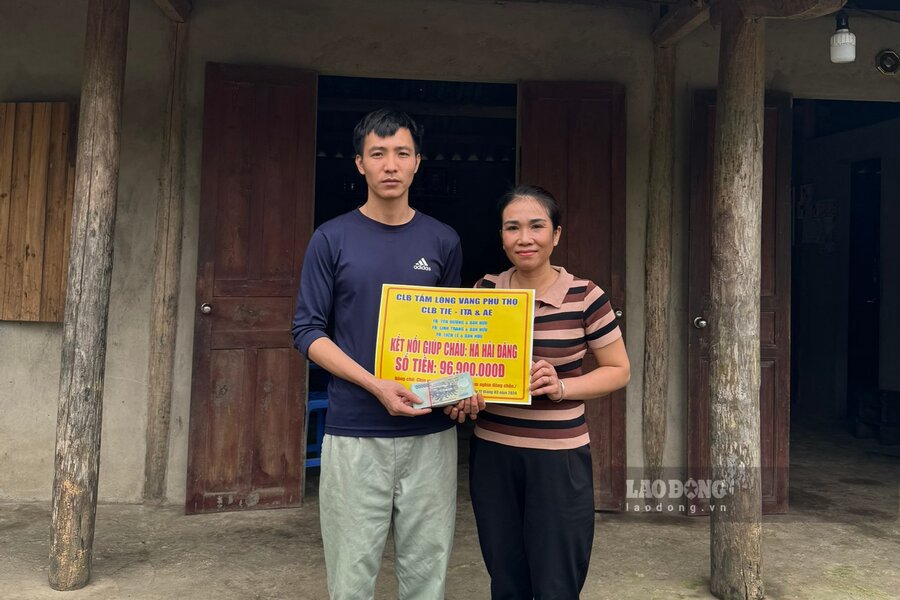 Chị Lê Thị Thu Lịch đại diện các nhà hảo tâm trao tiền ủng hộ công nhân Hà Văn Trại. Ảnh: Tô Công.