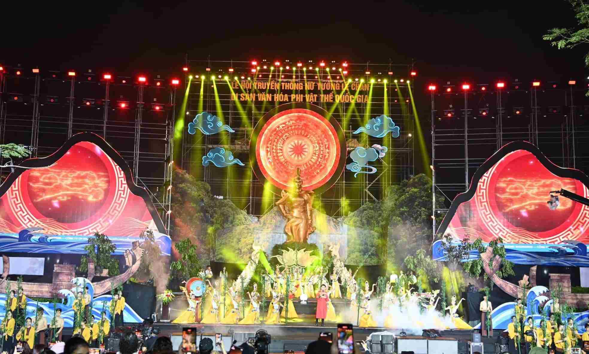 Rực rỡ sắc màu trong lễ khai mạc Lễ hội truyền thống Nữ tướng Lê Chân. Ảnh: Page Người Hải Phòng