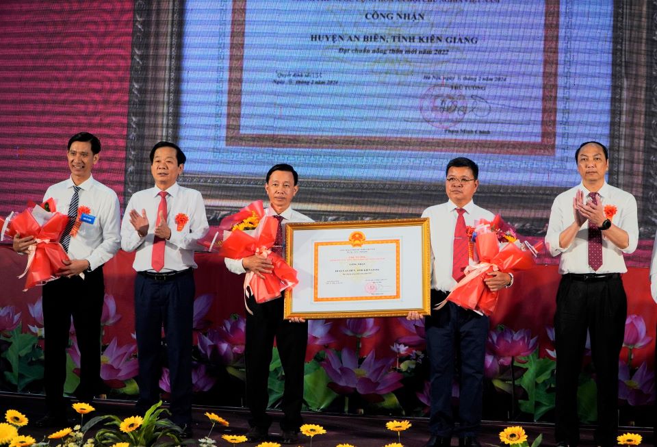 Trao Quyết định huyện nông thôn mới cho đại diện lãnh đạo UBND huyện An Biên. Ảnh: Nguyên Anh