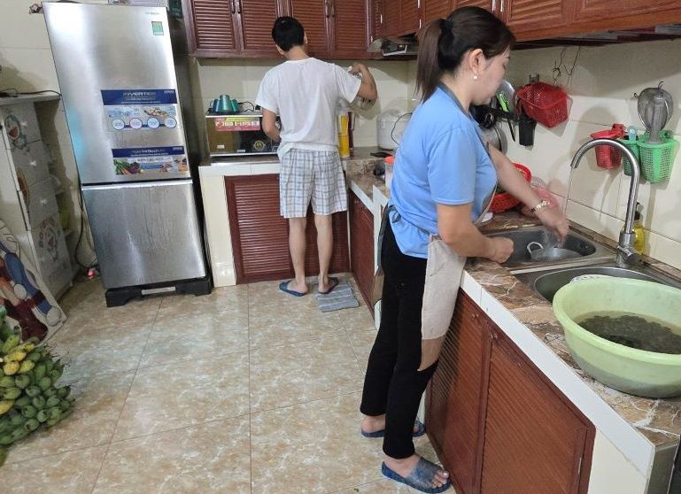 Vợ chồng ông Kim, bà Dung cho biết không dám dùng nước sạch để ăn uống. Ảnh: Trung Du