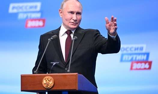 Tổng thống Nga Vladimir Putin gặp gỡ báo giới tại trụ sở tranh cử ở Mátxcơva, ngày 18.3.2024. Ảnh: AFP