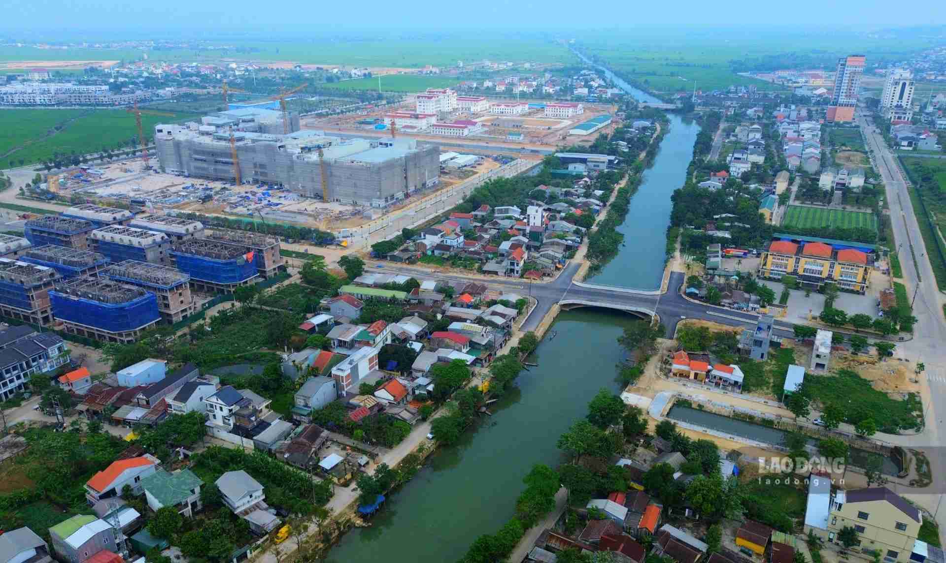 Ghi nhận của phóng viên Báo Lao Động ngày 17 - 18.3, tại cầu Lợi Nông (phường An Đông, TP. Huế) đã có nhiều phương tiện di chuyển qua lại sau 6 năm trời thi công chậm tiến độ và đội vốn. 