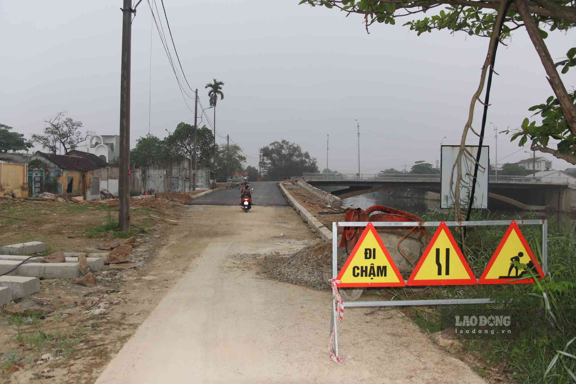 Nguyên nhân dẫn đến sự trì trệ của dự án đó là đơn vị thi công thiết kế hệ thống đường dẫn hai đầu cầu thiếu thực tế; cao hơn đoạn đường tiếp giáp hai đầu cầu là đường Tôn Quang Phiệt và đường Hải Triều.