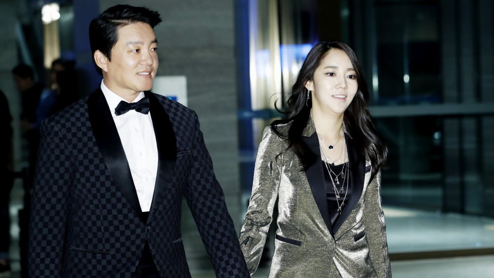 Lee Bum Soo và vợ Lee Yun Jin. Ảnh: Allkpop 
