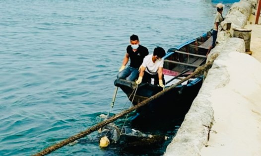 Vào ngày 16.3, ngư dân địa phương cũng phát hiện 1 thi thể trôi dạt vào khu vực cảng Than (thôn Thanh Khê, xã Thanh Trạch, huyện Bố Trạch). Ảnh: Tâm Đức