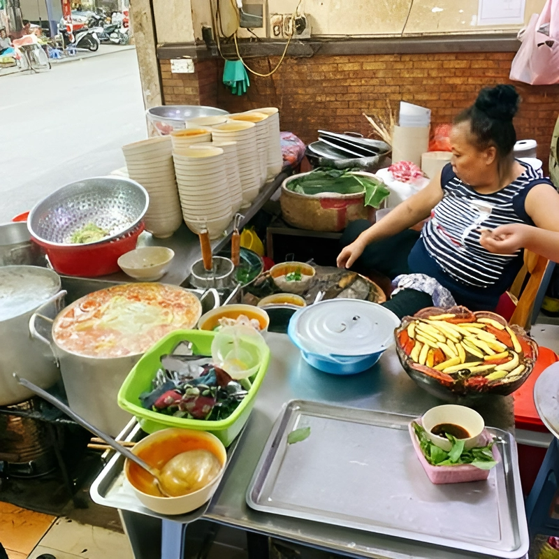 Bún dọc mừng Ngô SĨ Liên giữ chân khách nhờ chất lượng món ăn. Ảnh: Foody