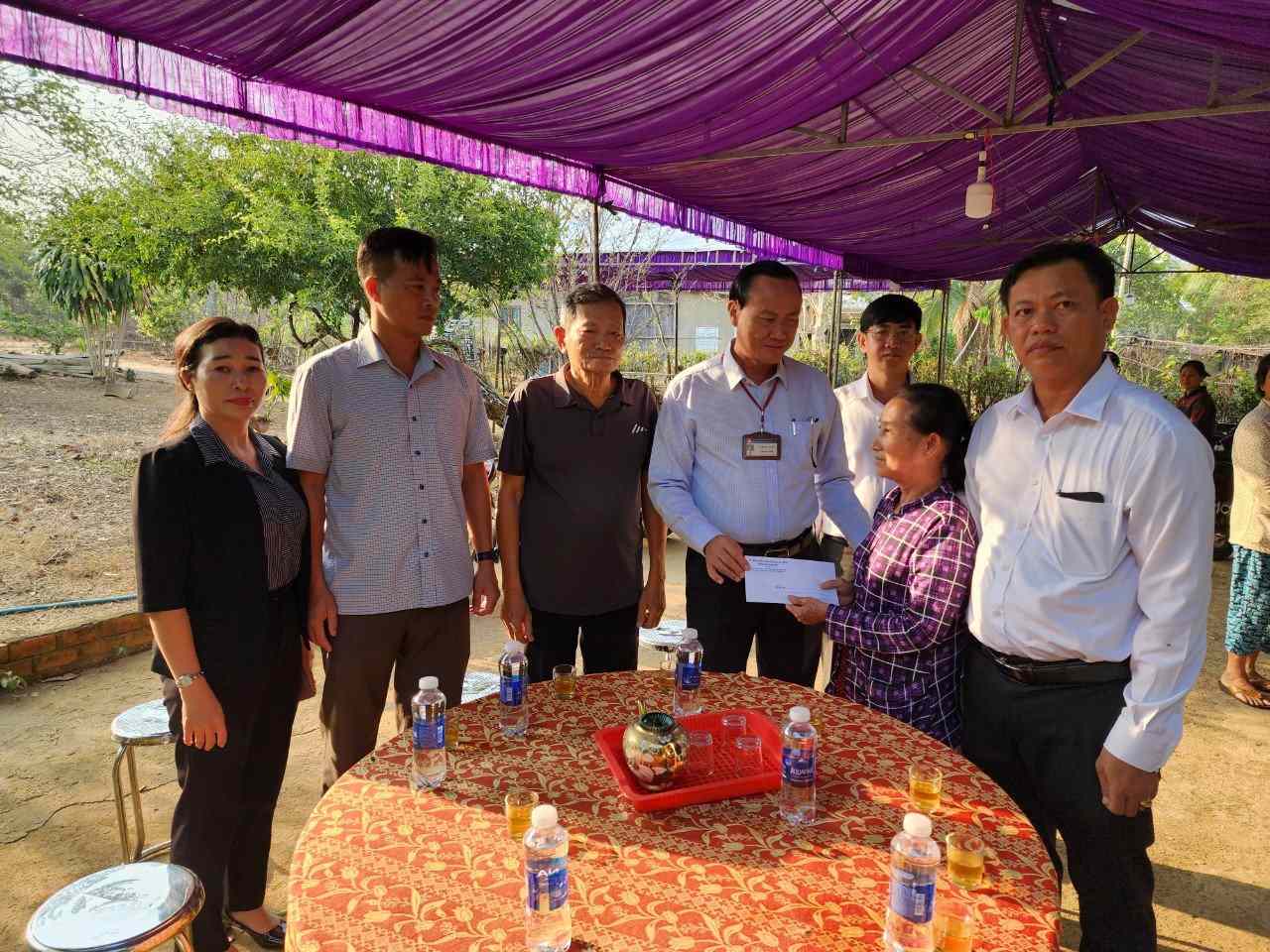 Lãnh đạo huyện Bù Đốp xuống thăm động viên gia đình nạn nhân. Ảnh: Dương Bình