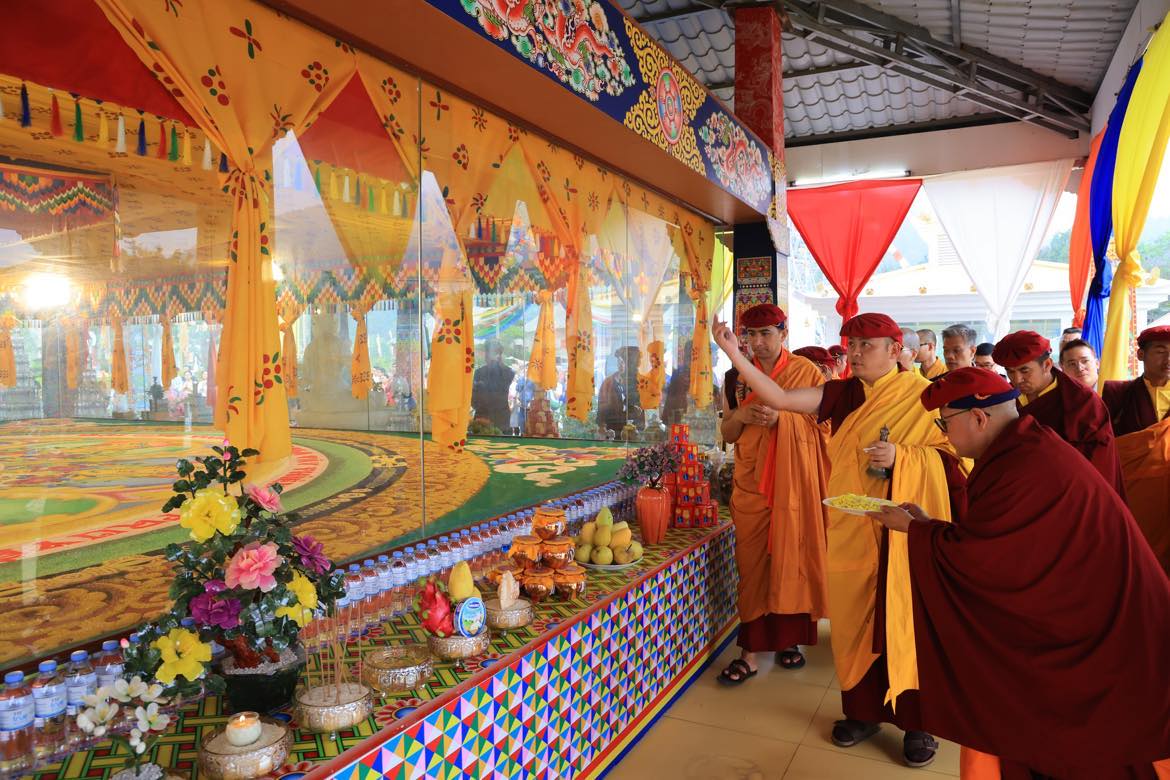 Ngài Drukpa Thuksey Rinpoche ban gia trì khai mở tranh Mandala Hoàng Tài Bảo Thiên (chất liệu bột đá quý). Ảnh: BTC