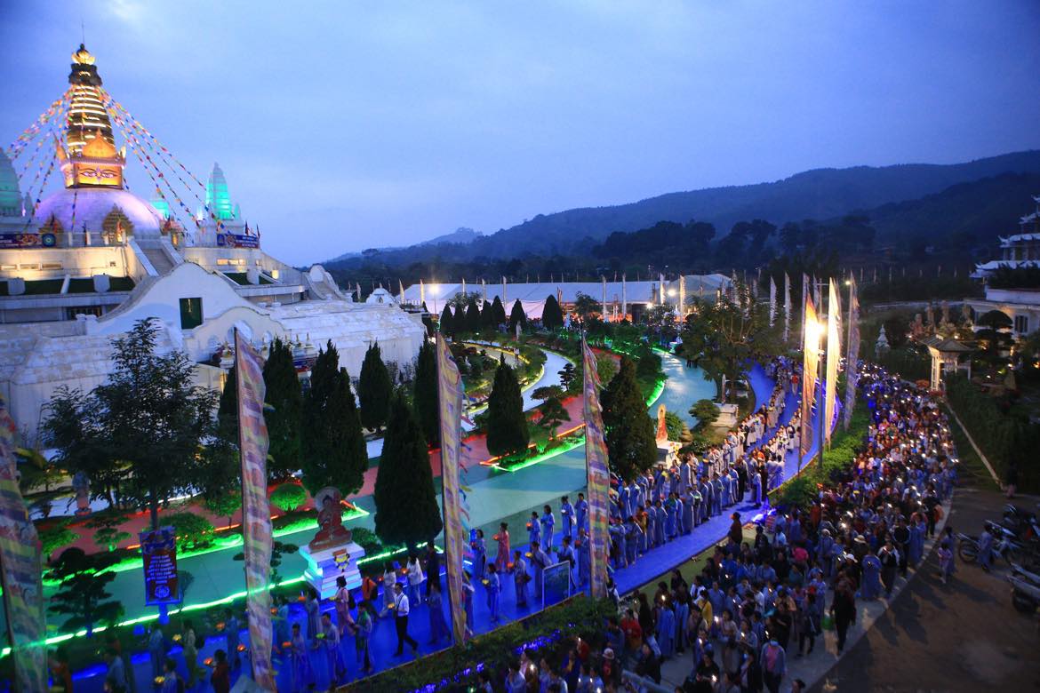 Đại Bảo Tháp Mandala Tây Thiên linh thiêng màu nhiệm trong đêm Pháp hội cúng đèn hoa đăng. Ảnh: BTC
