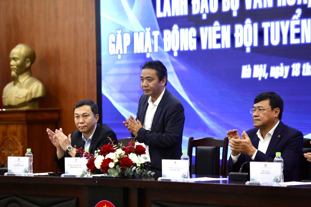Thứ trưởng Bộ Văn hóa, Thể thao và Du lịch - ông Hoàng Đạo Cương phát biểu tại buổi gặp mặt tuyển Việt Nam. Ảnh: Thủ Khúc