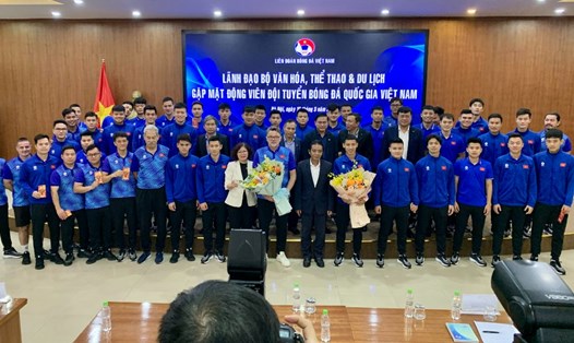 Lãnh đạo Bộ Văn hoá, Thể thao và Du lịch và Cục Thể dục Thể thao, VFF  chụp ảnh lưu niệm với tuyển Việt Nam. Ảnh: Thủ Khúc
