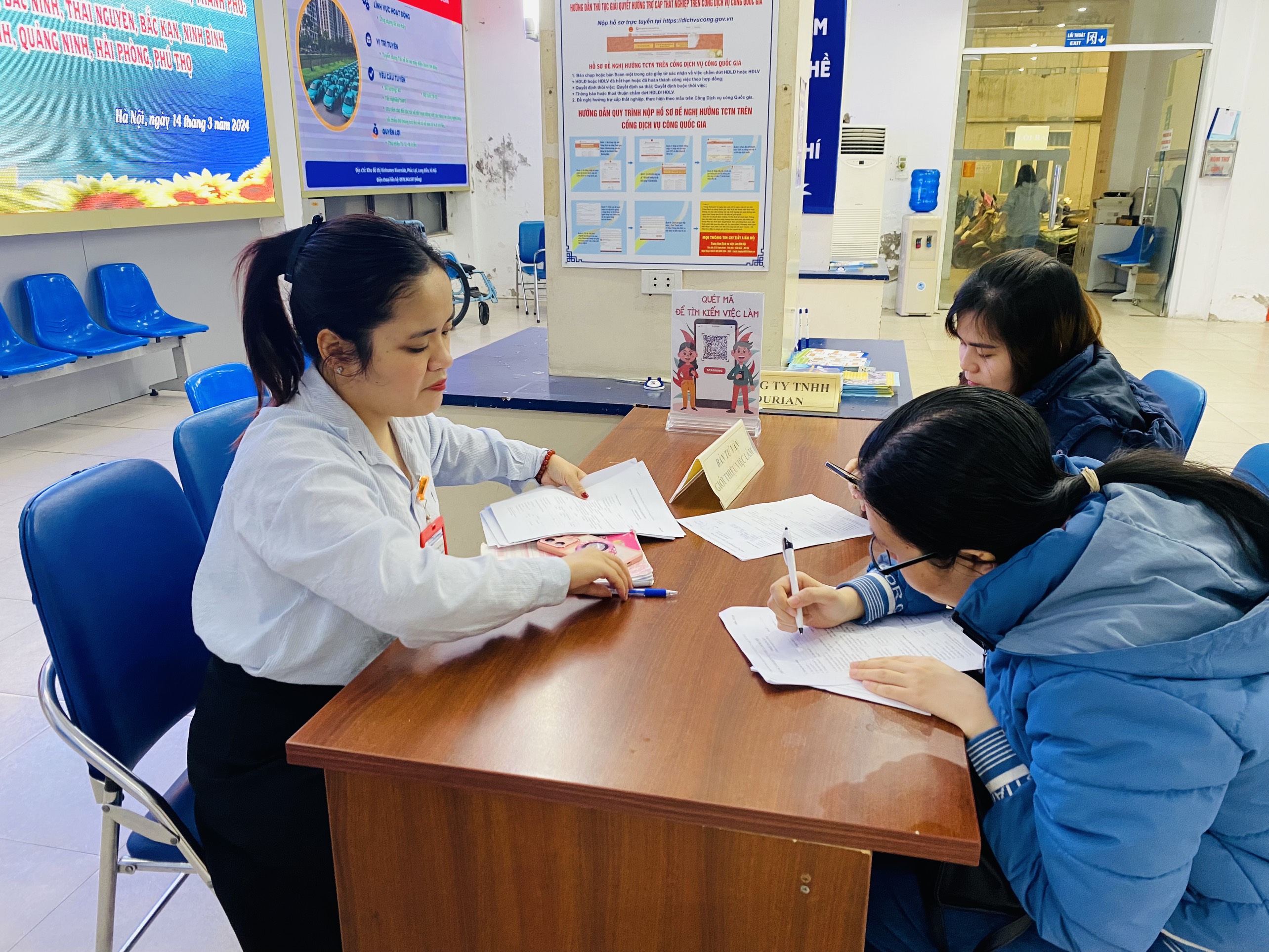 Người lao động tìm kiếm việc làm tại phiên giao dịch việc làm. Ảnh: Hạnh An.