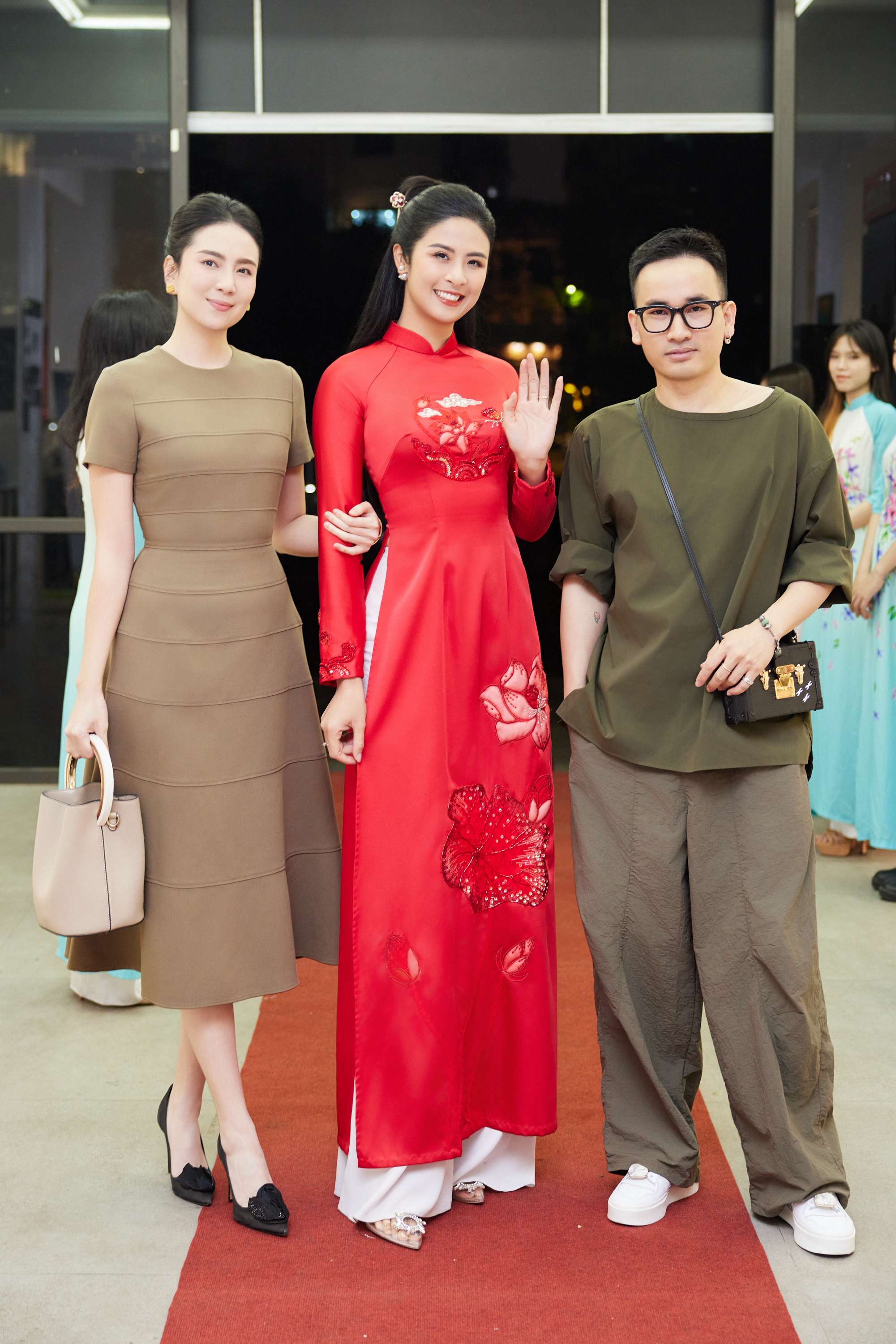 Hoa hậu Ngọc Hân rủ thêm hai người bạn thân là nhà thiết kế Hà Duy và biên tập viên Mai Ngọc tham dự sự kiện do trường cũ tổ chức. Ảnh: Vũ Toàn