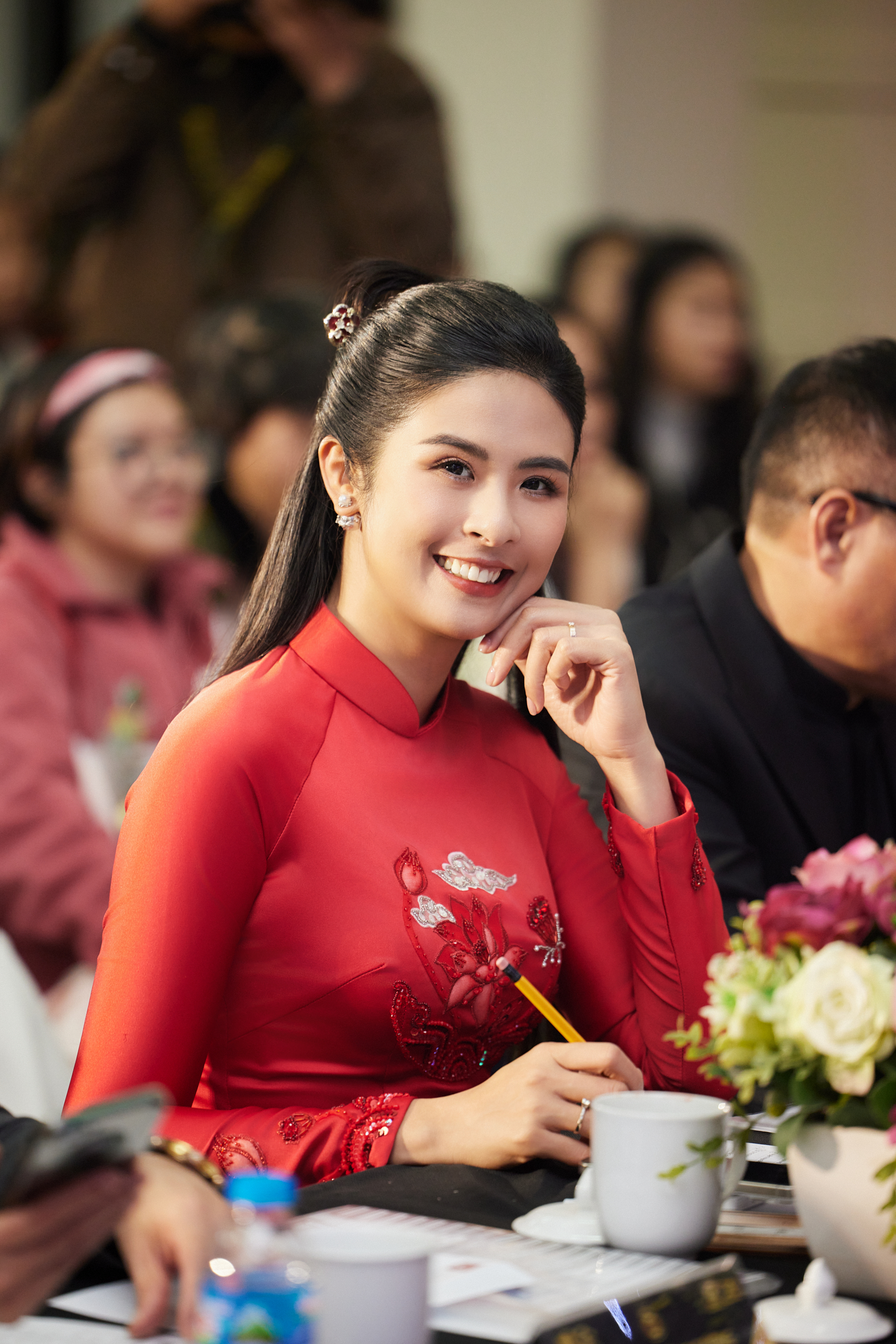 Ngoài vai trò là giám khảo, Hoa hậu Ngọc Hân còn tài trợ bộ sưu tập áo dài trong màn trình diễn trang phục dân tộc của các thí sinh. Ảnh: Vũ Toàn  