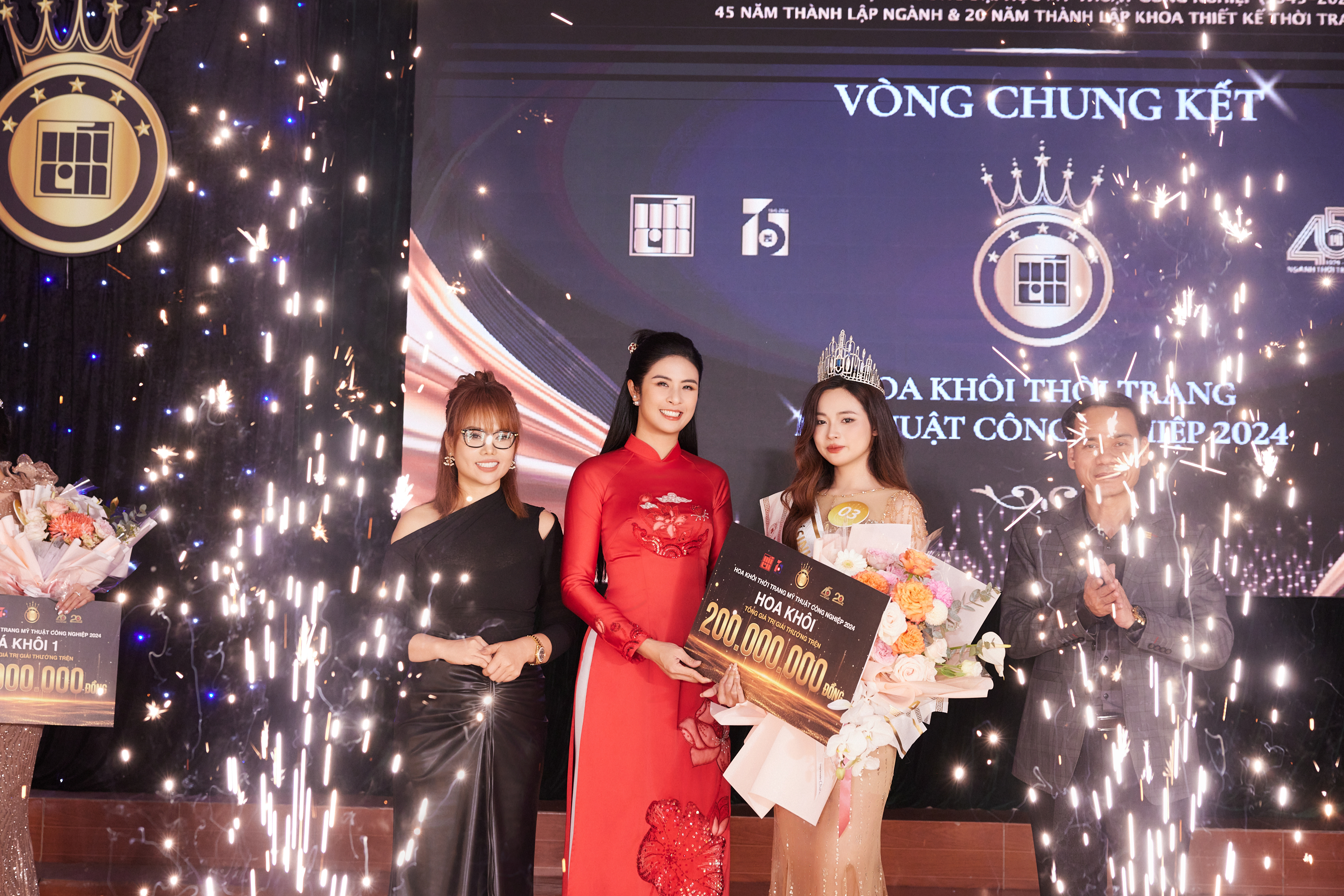 Hoa hậu Ngọc Hân trao giải cho thí sinh của cuộc thi. Ảnh: Vũ Toàn