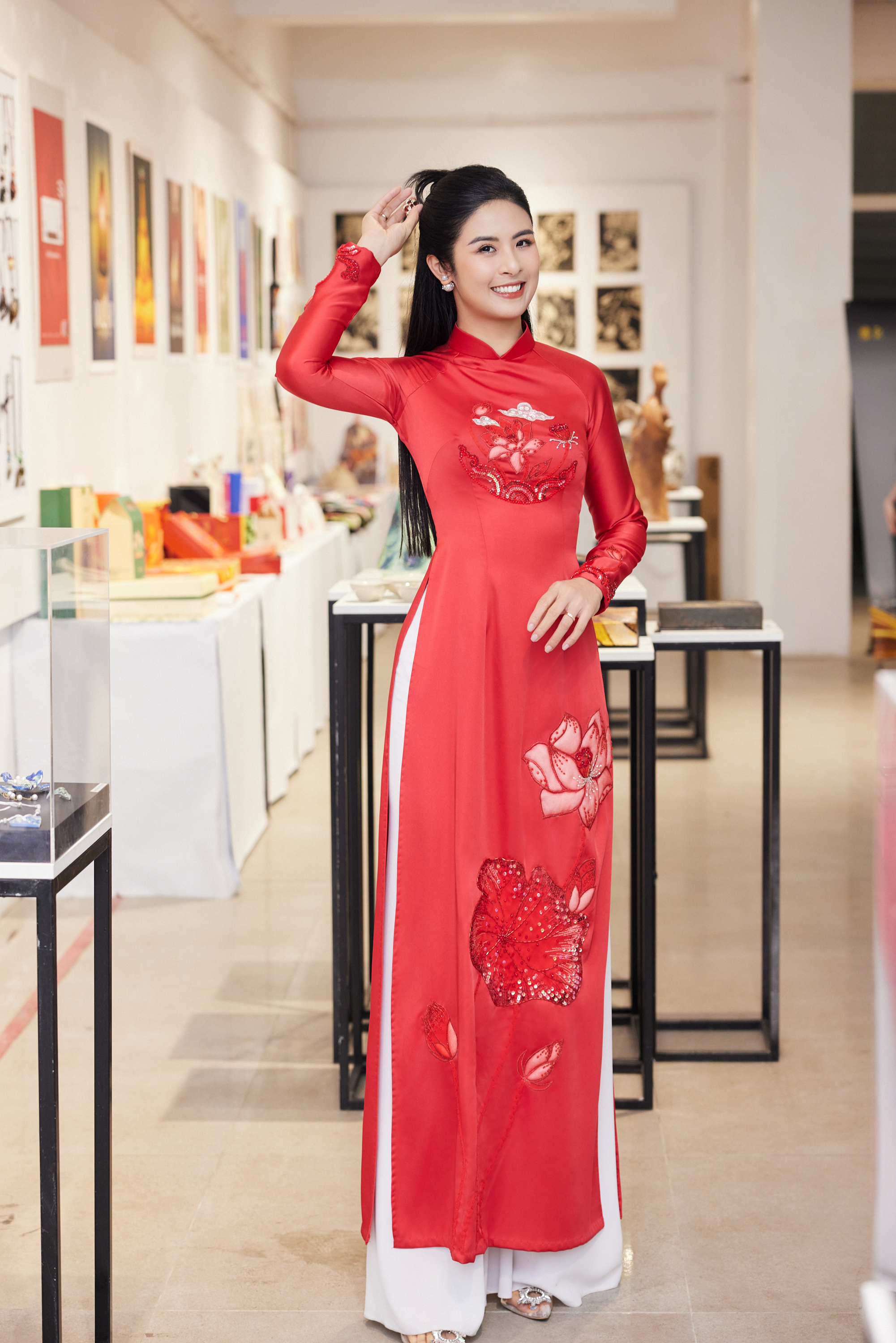 Hoa hậu Ngọc Hân khoe vóc dáng thon gọn trong tà áo dài do mình thiết kế. Ảnh: Vũ Toàn