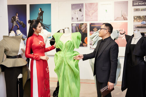 Hoa hậu Ngọc Hân hào hứng chiêm ngưỡng các mẫu thiết kế của các bạn sinh viên. Ảnh: Vũ Toàn