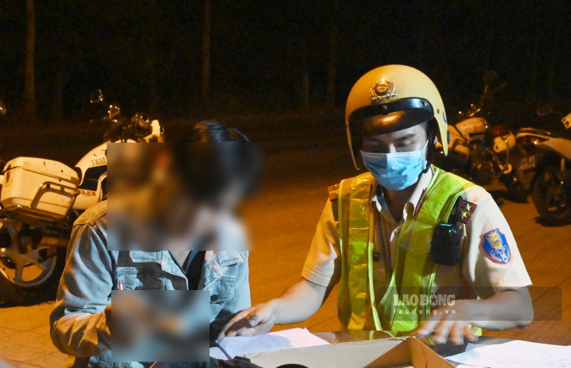 Tối ngày 17.3, trên tuyến Đường tỉnh 883 thuộc địa bàn huyện Châu Thành (tỉnh Bến Tre), lực lượng Cảnh sát giao thông Công an huyện Châu Thành đã tiến hành dừng phương tiện, lập biên bản xử lý hàng loạt người điều khiển xe máy vi phạm nồng độ cồn.