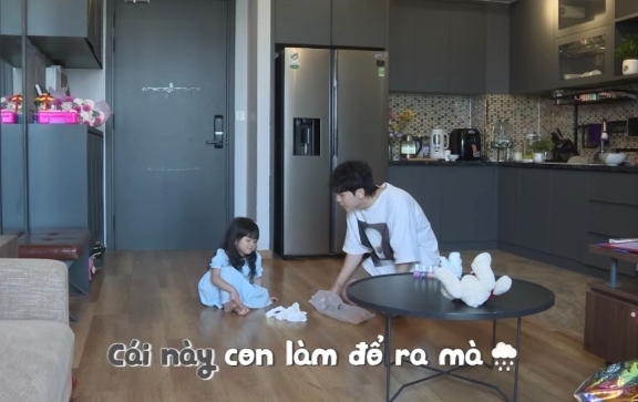 Phí Ngọc Hưng và bé Bona trong "Mẹ vắng nhà - Ba là siêu nhân 2024". Ảnh: NSX