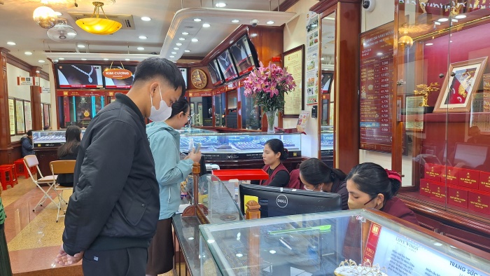 Không khí giao dịch tại một số cửa hàng trên đường Trần Nhân Tông (quận Hai Bà Trưng). Ảnh: Đền Phú