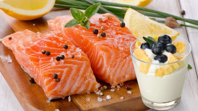 Sữa chua và cá hồi có tác dụng tốt với sức khỏe phụ nữ. Ảnh ghép: HƯƠNG SƠN 