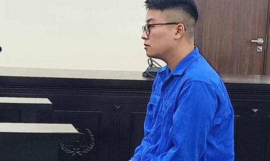 Lê Nguyễn Quý Minh tại phiên tòa sơ thẩm xét xử về hành vi lừa đảo bán vé máy bay giá rẻ. Ảnh: Quang Việt