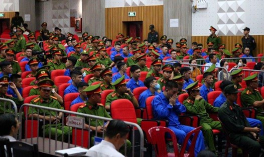 Toà án nhân dân tỉnh Kiên Giang xét xử 70 bị cáo vụ án giết người do tranh giành bảo kê đo đạc đất tranh chấp ở Phú Quốc (Kiên Giang) vào tháng 1.2024 vừa qua. Ảnh: Xuân Nhi