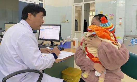Thời tiết nồm ẩm kéo dài khiến người già, trẻ nhỏ tại Hà Nội phải liên tục nhập viện. Ảnh minh họa: Minh Hoàng 