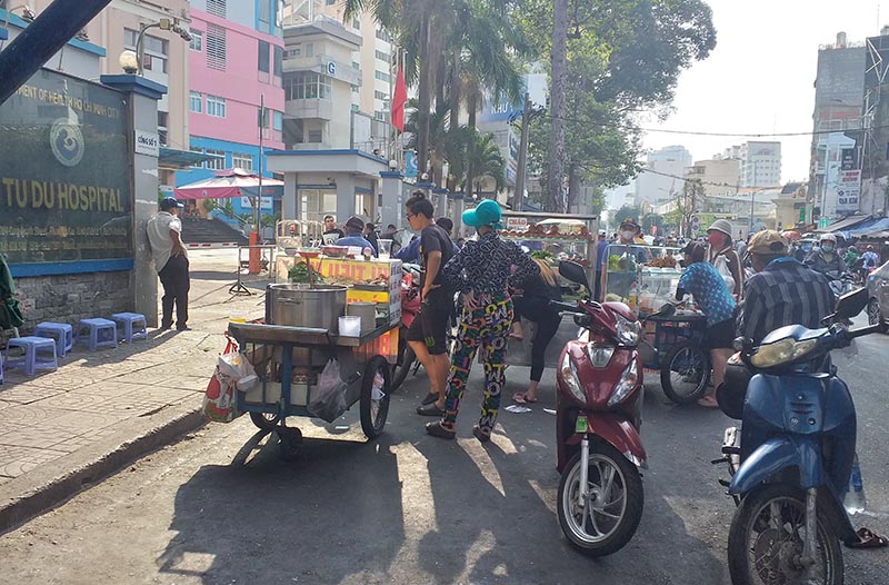 Hầu hết hàng quán đều án ngữ và tràn cả xuống lòng đường Cống Quỳnh khiến việc ra vào bệnh viện, cũng như người tham gia giao thông qua khu vực này gặp không ít khó khăn. Ảnh: Đặng Đức