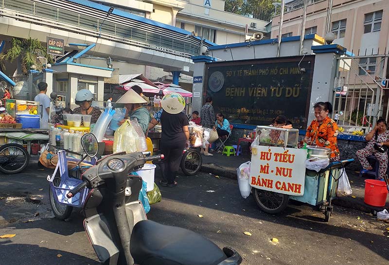 Cơ quan chức năng và chính quyền địa bàn cần phải quyết liệt hơn nữa trong việc lập lại trật tự đô thị, để trả lại sựu thông thoáng cho khu vực cổng bệnh viện. Ảnh: Đặng Đức