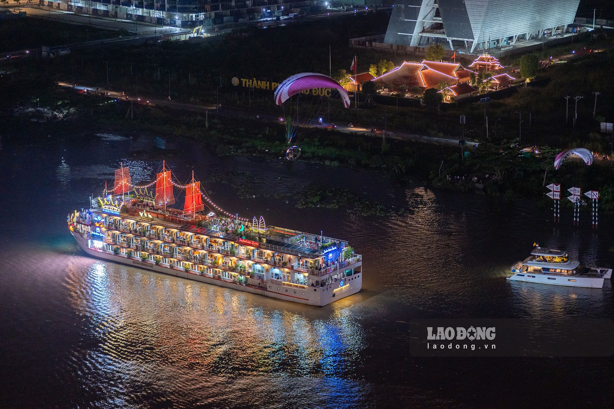 Tàu thuyền tấp nập trong Lễ hội Sông nước lần thứ nhất và cao điểm du lịch hè năm 2023 tại TPHCM. Ảnh: Nguyễn Khánh Vũ Khoa