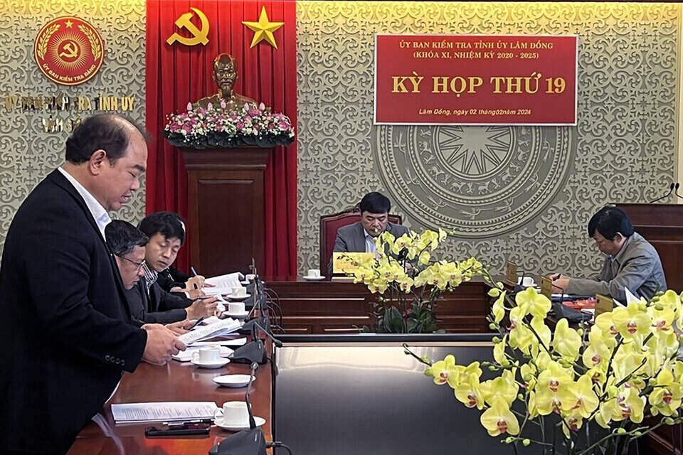 Ông Dương Đức Đại - Chủ tịch UBND huyện Đơn Dương (đứng) tại kỳ họp của Ủy ban Kiểm tra Tỉnh ủy Lâm Đồng. Ảnh: Ngọc Xin 