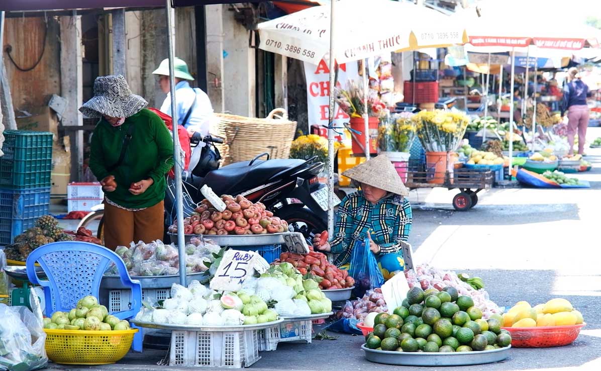 Người dân mua trái cây để 