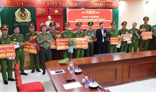 Chủ tịch UBND tỉnh Đắk Nông Hồ Văn Mười trao thưởng cho các đơn vị tham gia khám phá vụ trộm cắp vàng với số lượng lớn. Ảnh: Công an cung cấp
