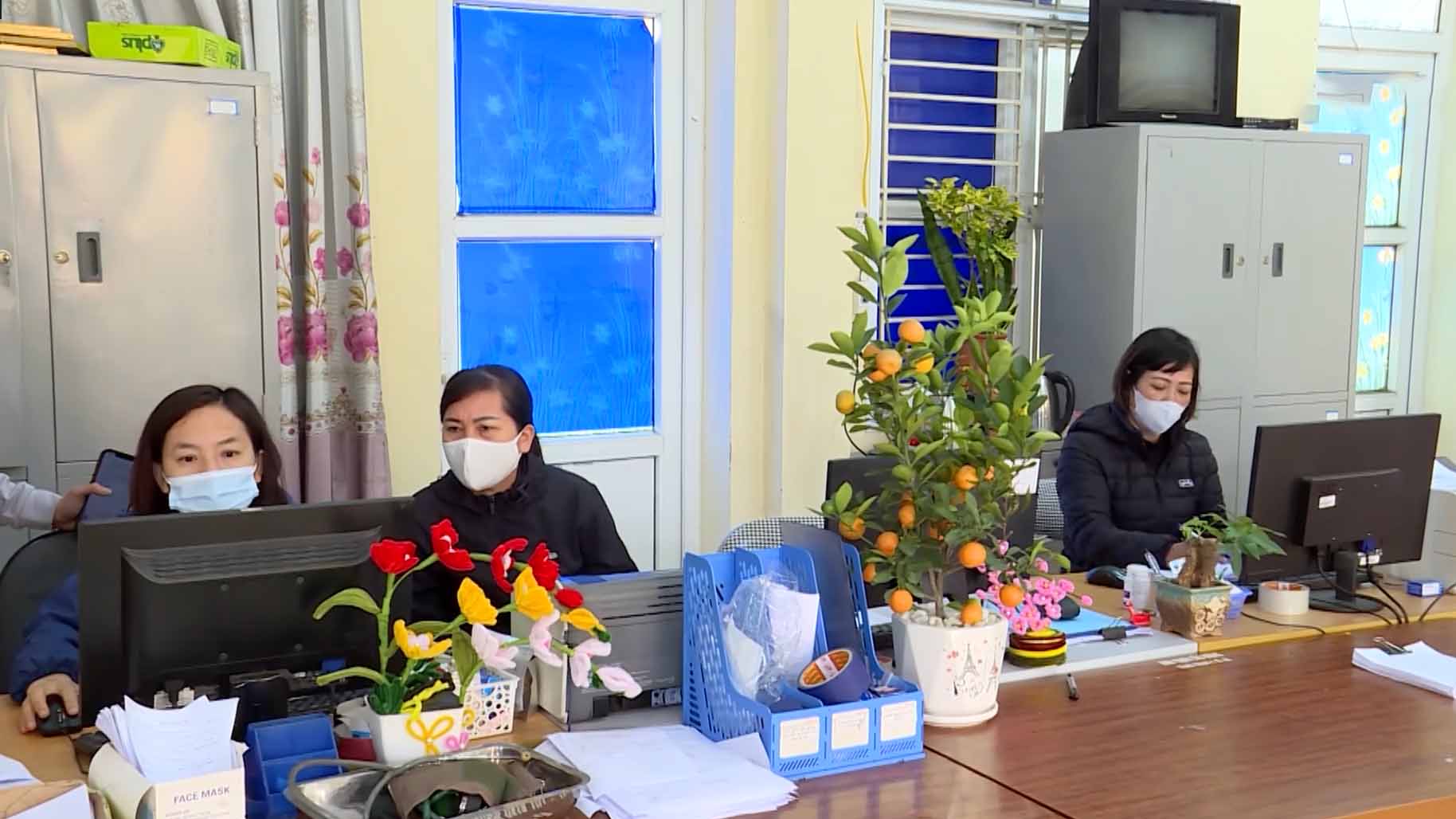 Cán bộ trạm y tế xã Quỳnh Phú phải đeo khẩu trang trong giờ làm việc do không chịu được mùi khói xả từ cơ sở sản xuất mỳ gạo. Ảnh: Vân Trường