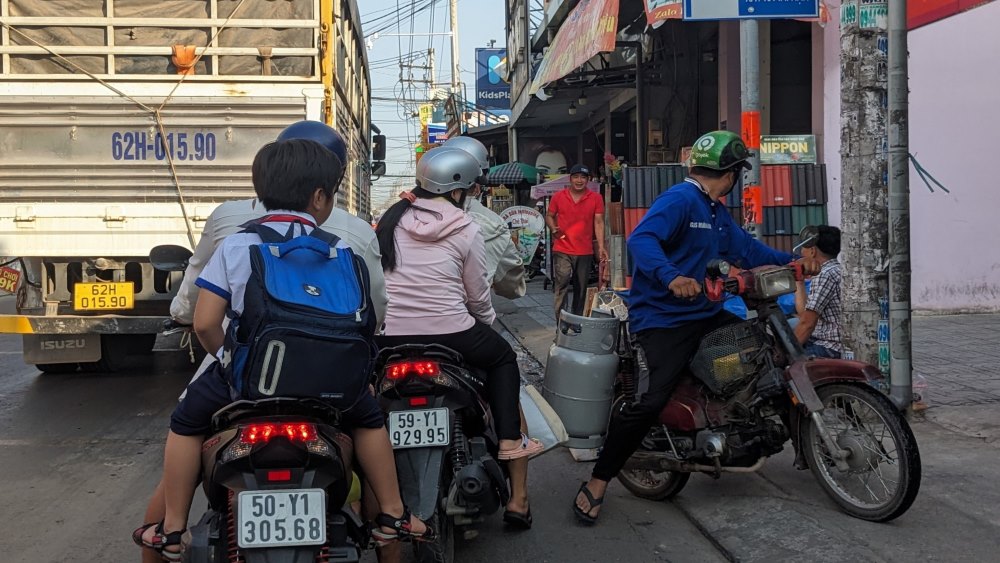  Tình trạng quá tải, tắc nghẽn cùng thường xuyên xảy ra trên đường Phan Văn Hớn (huyện Hóc Môn). Ngoài ra, trên tuyến đường này cũng có nhiều trường học, chợ dân sinh tọa lạc, mật độ phương tiện lưu thông tương đối cao.