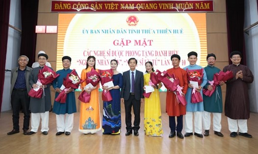Chủ tịch UBND tỉnh Thừa Thiên Huế Nguyễn Văn Phương (giữa) tặng hoa chúc mừng các nghệ sĩ. Ảnh: Ngọc Minh.