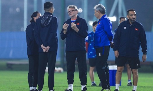 Huấn luyện viên Troussier sẽ gạch tên 5 cầu thủ đội tuyển Việt Nam. Ảnh: Minh Dân