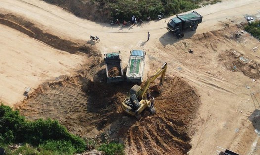 Đoàn kiểm tra huyện Tuy Phước bắt quả tang nhóm người chở đất từ dự án cao tốc ra ngoài. Ảnh: Hồ Huynh