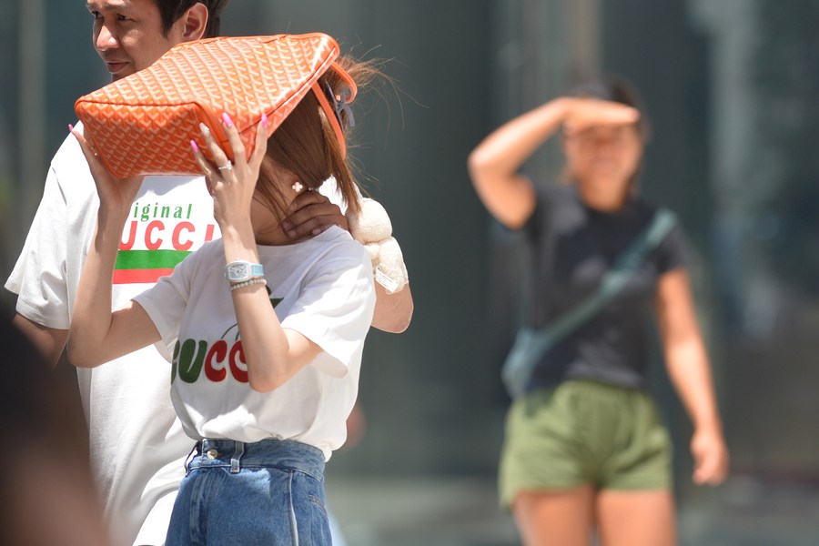 Người dân Bangkok, Thái Lan dưới nắng nóng 36 độ C ngày 5.3.2024. Ảnh: Xinhua