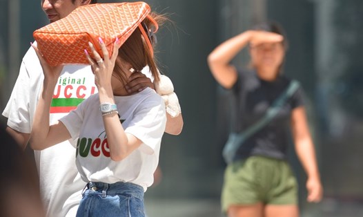 Người dân Bangkok, Thái Lan dưới nắng nóng 36 độ C ngày 5.3.2024. Ảnh: Xinhua