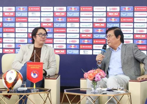 Nhà báo Trương  Anh Ngọc (trái) và ông Nguyễn Sỹ Hiển. Ảnh: VFF