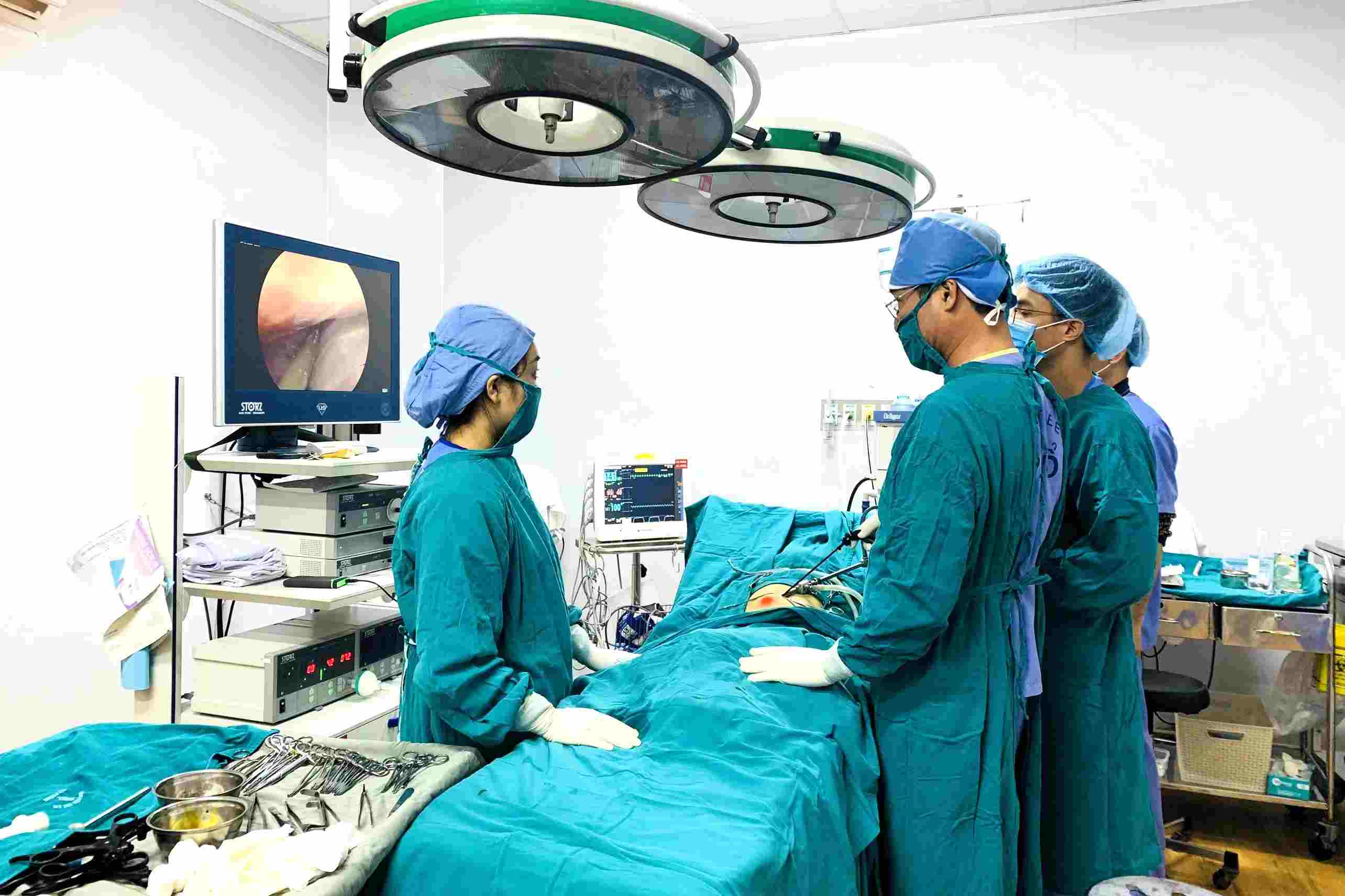 Các bác sĩ Bệnh viện Trẻ em Hải Phòng thực hiện ca phẫu thuật. Ảnh: Cổng TTĐT Hải Phòng