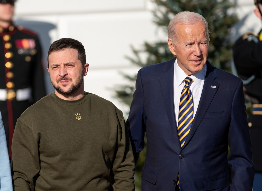 Tổng thống Mỹ Joe Biden (phải) đón Tổng thống Ukraina Volodymyr Zelensky tại Nhà Trắng, ngày 21.12.2022. Ảnh: Xinhua