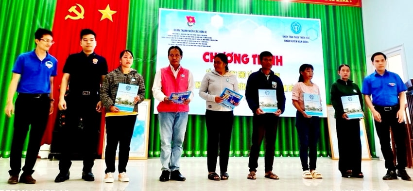 Trao tặng thẻ BHYT cho các hộ dân có hoàn cảnh khó khăn. Ảnh: Thanh Hương