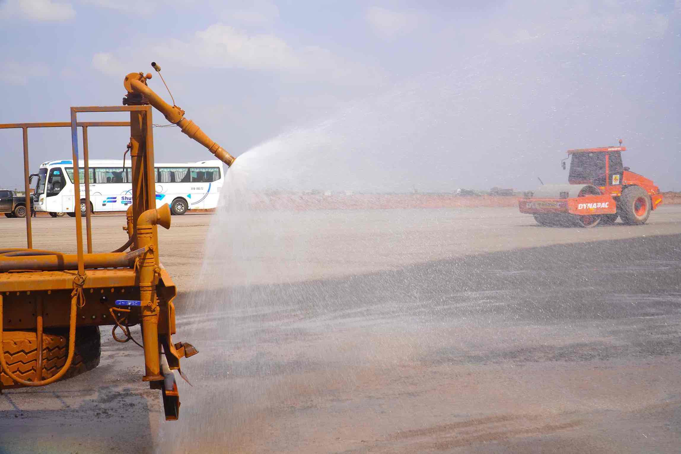 Xe tưới nước giảm thiểu bụi trong dự án sân bay Long Thành. Ảnh: Hà Anh Chiến